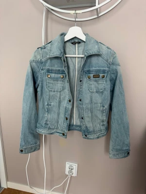 Ny Barbour jeansjacka - Sjukt snygg unik jeansjacka från Barbour i nyskick. Inge defekter. Använd max 5 gånger. Nypris var 2000kr. Storlek 36.