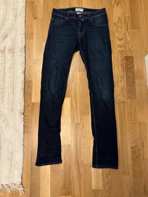 Jacob Cohen 30 - Nu säljer jag dem här störtsnygga Jacob Cohen Nick. Nypris 5000 köpta från Cettire. De är mörkblå slim fit jeans med klassisk femficksdesign och kontrastsömmar. Jeansen har normal midja och raka ben. Tillverkade i exklusivt denimtyg för en premium jeans upplevelse. Hör av er vid frågor och funderingar!