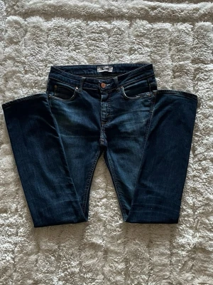 Acne Studios HEX jeans i mörkblå - stl W30 L32 - Acne Studios jeans HEX DC i mörkblå, storlek W30 L32. 98% bomull, 2% elastan, smal passform med rak benlinje, äldre modell med den gamla Acne-lappen före namnbytet till Acne Studios.  Använd men i mycket fint skick, inga hål eller fläckar.  Rök- och djurfritt hem. Skriv gärna om du vill ha fler bilder eller undrar något!