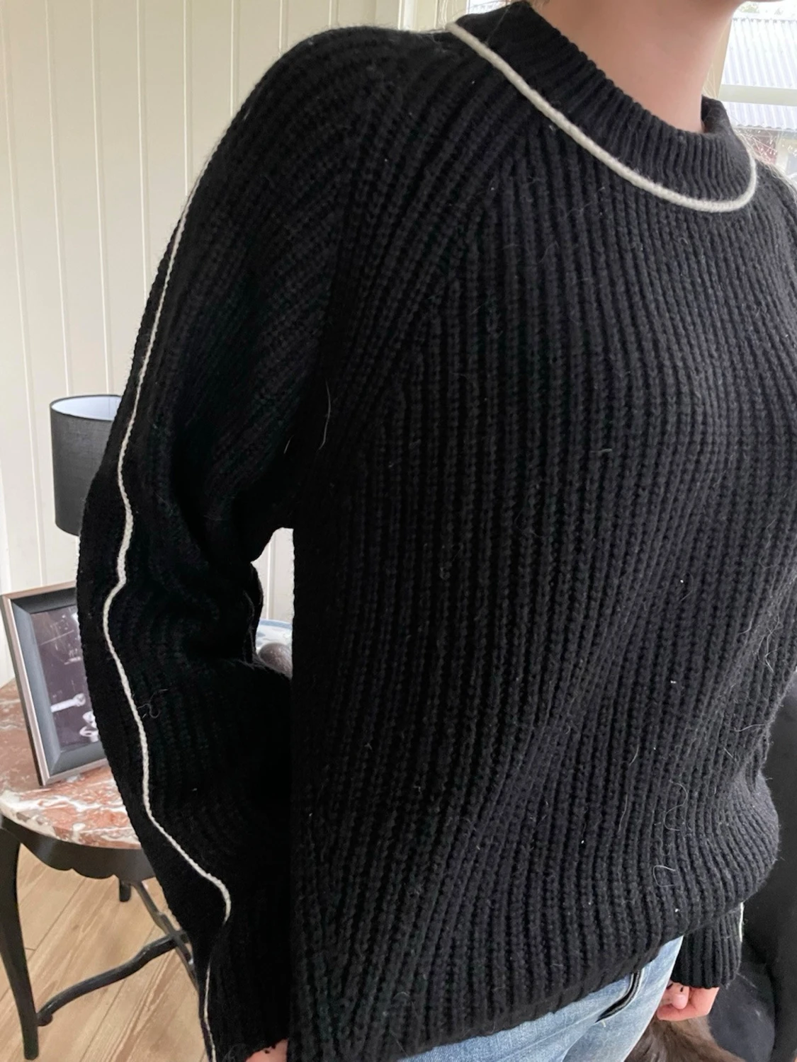 Svart stickad tröja med vit detalj - 3