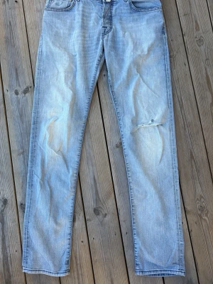 Ljusblå Jacob cohen jeans  - Säljer ett par riktigt snygga Jacob cohen byxor i modellen 622 i slimfit modell.Tillverkad i Italien veneto nypris :3500kr                                              alla mått är i sista bilden skriv om ni är intresserade!!
