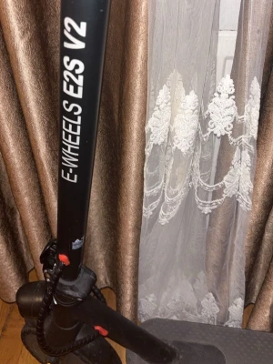 E-Wheels E2S V2 elscooter svart - Säljer en svart elscooter av modellen E-Wheels E2S V2. Scootern har en stilren design med bred fotplatta och robust ram. Perfekt för smidig transport i stan. Laddare medföljer.