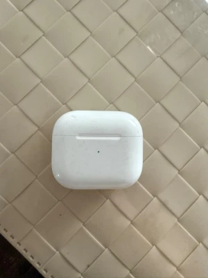 AirPods 3  - Funkar men har jätte svag ljud, båda AirPodsen finns