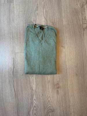 Grön V-ringad tröja från Massimo dutti - En enkel och stilren grön V-ringad tröja i mjukt material från Massimo dutti. Tröjan är använd fåtal gånger! Det är storlek XXL men skulle säga att den passar XL eller till och med en L📏. Skriv vid funderingar!✅ Fraktar inom 24h🚚📦!