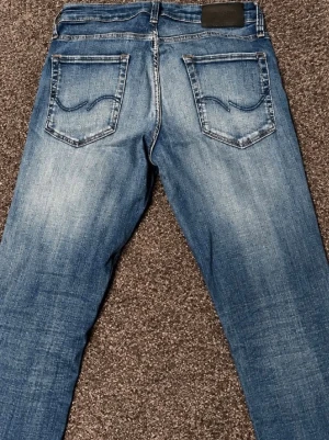 Jack and Jones jeans  - Jack and Jones jeans. Med ett litet slitage på knät men inget som sticker ut så mycket. Storlek 30/32.