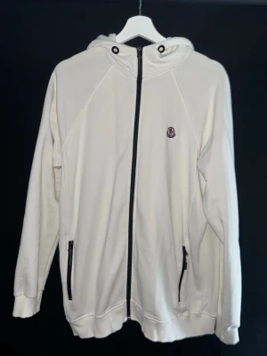 Moncler Huvtröja med dragkedja  - Står XXL på tagen men sitter som L. Sparsamt använd. 