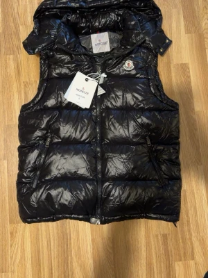 Moncler väst - Fin moncler väst som är helt ny och kommer med olika tags 