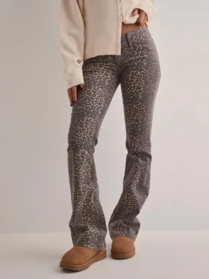 Leopardmönstrade bootcut jeans - Snygga bootcut jeans med leopardmönster i grå och beige toner. Jeansen har klassisk femficksmodell och normal midja. Perfekta för dig som vill sticka ut och addera lite edge till din outfit.