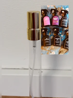 Lush 10 ml split  - 10 ml split i glasdekant med spray🔅Jag sätter etiketter på 🔅Välj bland dessa dofter🍑I love you to peaches🍌Banoffee pie🥑Avocado co-wash 🍿Let the good times roll 🍇Grape soda 🔅Sex bomb 🍓Strawberry feels forever 🍭Snowfairy 🥛Milky bath 🫐The comforter 🍬Sticky dates 🍪Yog nog 🍯Honey I washed the 