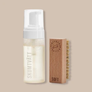 Sneakerstvätten Cleaning Foam & Standard Brush Kit - Rengöringskit för skor med skonsamt skum och borste. Passar särskilt mocka och nubuck. Kommer vara me dpå vår Plick Live den 30e Augusti kl 19.00