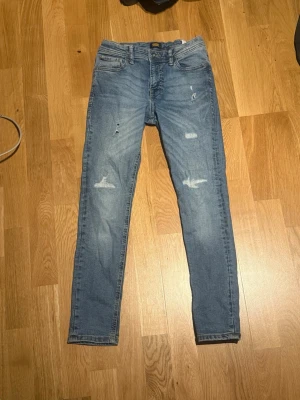 Jack n Jones jeans  - Säljer ett par lite schysstare Jack n Jones jeans med slitningar. Riktigt sköna och passar bra till allt. Skriv vid frågor eller fler bilder. Pris är diskuterbart. De är storlek 12y 152cm