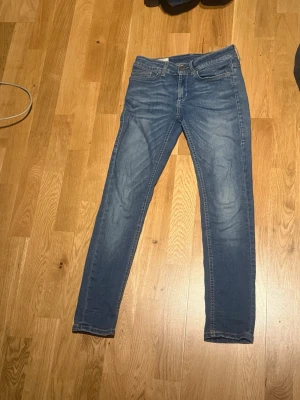 Dondup jeans  - Säljer ett par lite schysstare dondup jeans. Riktigt fina och goa. De är storlek 26 och är slim fit. Tveka inte på att skriva vid frågor eller fler bilder 