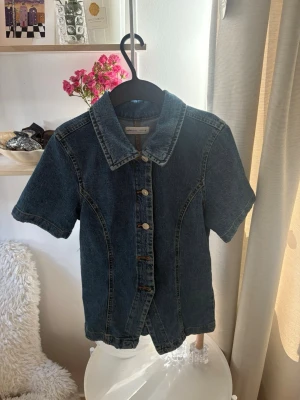 Jeans topp - Jätte fin jeans topp från Gina tricot den sitter tajt och passar jätte bra till både vardag och fest