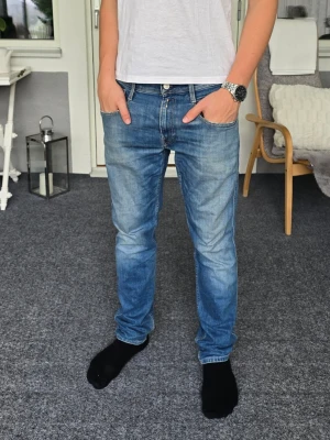 Replay jeans - Snygga Replay jeans i storlek W33/L32. Allt bra förutom att de har en liten defekt under gylfen (se sista bilden), men syns knappt när man har på sig dem. 😄. 