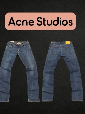 Acne Studios Blå Konst Max Dark Blue W32/L34 blå jeans - ❌ Passformsbilder skickas ej. Se mått!Säljer ett par klassiska blå jeans från Acne Studios med rak passform och fem fickor. Jeansen har snygga detaljer och är tillverkade i slitstark denim. Perfekta för en avslappnad och stilren look. 💬 Prisförslag välkomnas. 🚫 Rökfritt & djurfritt hem. 📦 Skickas inom 24 timmar. 😱 Smutsfläckar kan förekomma.