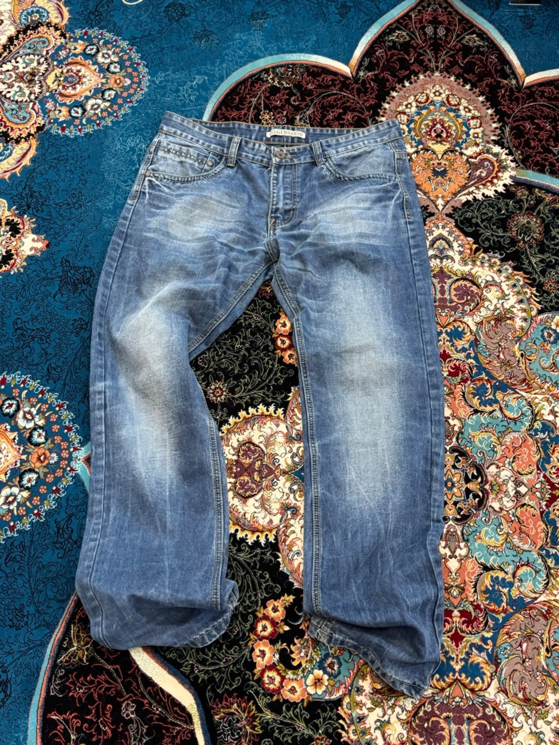 Blå raka jeans med slitningar