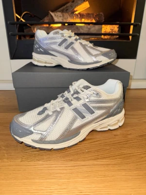 New balance 1906r - Säljer nu ett par helt nya new balance 1906r  i strl 42 och en vit/silver färg. Perfekta sommarskon! Bara att skriva ett DM vid intresse:)