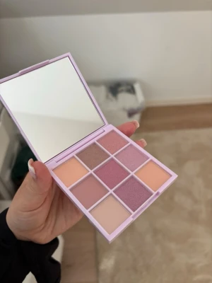 Ögonskuggspalett i rosa och nude toner - Säljer en ögonskuggspalett med nio olika nyanser. Perfekt för att skapa kreativa och trendiga ögonlooker. Inte använd bara öppnad och swatchad