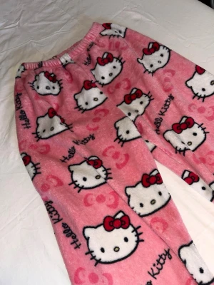 Hello Kitty byxor  - Hello Kitty byxor köpta från Temu i bra kvalitet. Säljer dom för dom är lite kort på mig (är 168cm)