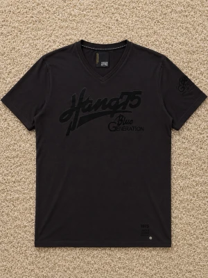 Svart v-ringad t-shirt Hang75 - Svart t-shirt från Hang75 med v-ringning och tryck på bröstet där det står 'Hang75 Blue Generation'. Kortärmad modell i mjuk bomull, perfekt för en avslappnad stil.