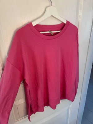 Rosa oversized sweatshirt - En enkel och snygg rosa oversized sweatshirt med rund halsringning och långa ärmar. Perfekt för en avslappnad look och lätt att matcha med jeans eller leggings. Tillverkad i mjukt material för extra komfort.
