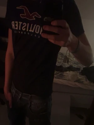 Hollister T-Shirt - Sjukt snygg Hollister tisha. ⚠️OBS Står i Storlek L men passar någon med S-M jag är 180 väger ca 65-70 och sitter perfekt, därför skriver jag storlek S.⚠️ Utan något tecken på använding, skickar inom 1-2 dagar! Skriv vid fråga!😄