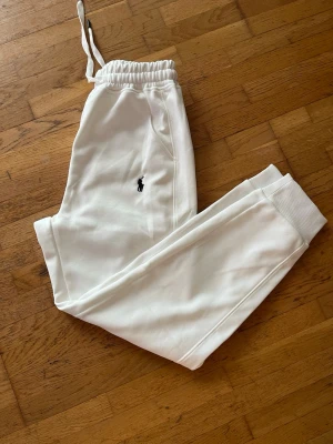 Vita mjukisbyxor från Ralph Lauren - Säljer ett par fräscha vita mjukisbyxor från Ralph Lauren med klassisk svart logga på benet. Skickar fler bilder vid intresse. Diskuterbart pris