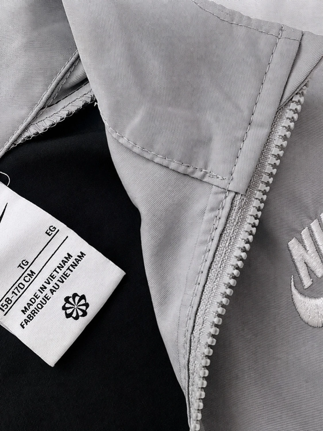 Grå och svart vindjacka från Nike - 1