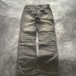 Grå Beavers vintagejeans för herrar i storlek W30 L33 - Stilrena Beavers-vintagejeans i grått. Bekväm passform och tidlös jeansmodell. W/L är uppskattade utifrån måtten.  Mått 📏 Midja: 40 cm Benslut: 21 cm Lår: 31 cm Totallängd: 104 cm  Skickas inom ett dygn Spara på priset och frakten genom att sätta ihop ett paket Mer information finns på min profil  19-414