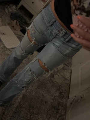 Diesel jeans - Coola låg midjade jeans från jeansen, har gjort hålen själv 🖤 bootcut men lite mer åt raka hållet :)