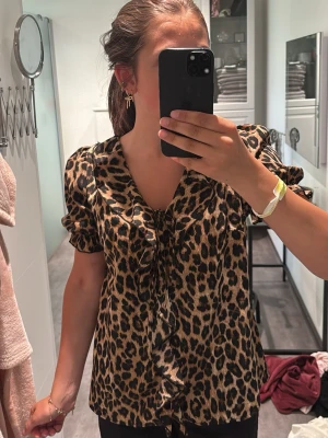 leopard blus❣️ - säljer min leopard blus eftersom att jag inte har någon användning av den mer, inga skador osv och knappt använd!!