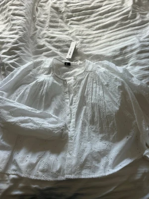 Vit blus - Vit blus från Gina Tricot🤍 aldrig använd, prislappen kvar