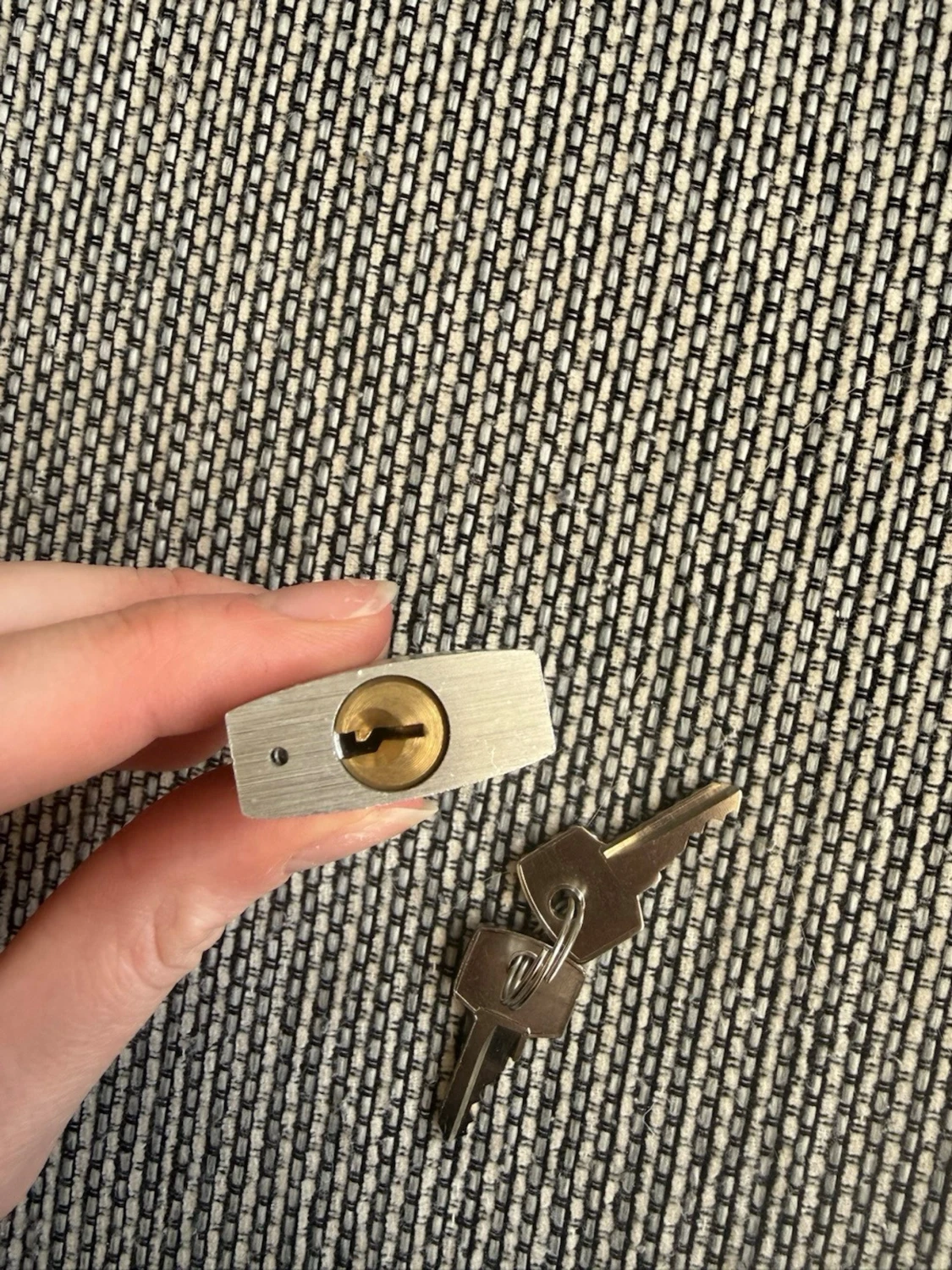 Silverfärgat hänglås med två nycklar - 2