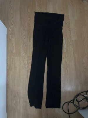 Svarta leggings från Gina Tricot - Säljer ett par svarta leggings från Gina Tricot i storlek 158/164. De har hög midja och är tillverkade i ett mjukt och stretchigt material som sitter skönt på kroppen. Perfekta till både oversized tröjor och crop tops.