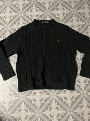 Svart kabelstickad tröja Polo Ralph Lauren - Snygg polo Ralph Lauren sweatshirt, köpt den på Plick 👌🤝