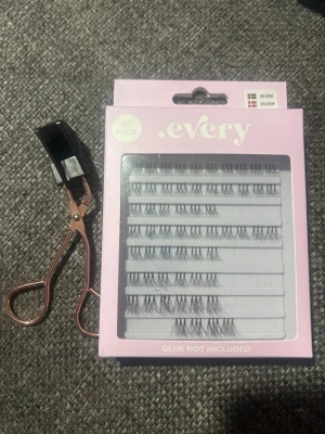 Every ögonfransserum 80-pack - Säljer ett 80-pack ögonfransserum från Every i en ljuslila förpackning. Fransarna är svarta och kommer i olika längder för en naturlig look. Perfekt för dig som vill ha fylligare fransar. Franslim ingår ej.