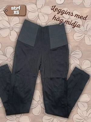Leggings med Hög Midja Esmara XS | High-Waisted Leggings - Svarta leggings från Esmara med hög midja och bekväm, stretchig passform. Tillverkade i en mjuk materialblandning med viskos, polyamid och elastan. 🖤  🖤 Svarta leggings ✨ Hög midja 🧘‍♀️ Stretchigt och följsamt material 📏 Storlek: XS (32/34) 🧵 Material: 68 % viskos, 27 % polyamid, 5 % elastan 📌 Märke: Esmara 📸 Skick: Mycket bra skick
