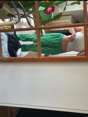 Gröna linnebyxor  - Säljer ett par gröna linnebyxor.  Byxorna har avslappnad passform och resår i midjan för extra komfort. Perfekta för en chill och trendig look. Materialet är luftigt  som passar bra till varmare dagar.