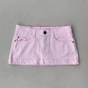 unik rosa lågmidjad jeanskjol  - så fin ljusrosa minikjol i nyskick 💕leverans inom 24h storlek s på lappen  låg midja platt 39 längd 25,5  kolla gärna på mina andra annonser för liknande plagg och skapa bundle