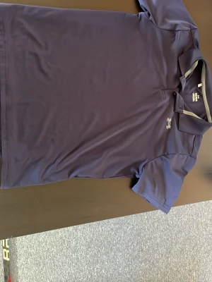 Golf pikétröjor från Under Armour, och shorts - Säljer mina för små golf pikéer från under Armor, blå, mörkblå, svart, vit och även ett par golf shorts från samma märke. Inget trasigt eller sönder och allt är i storlek Youth= xs . Säljer allt för 400, går även att köpa styck för styck , för ett pris vi kan komma överäns vid snabb äffär. Tveka inte att höra av er vid mer frågor 😁😁.