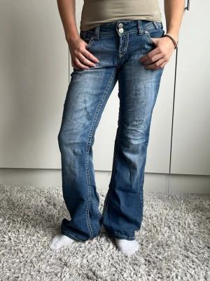 Vintage jeans - Midjemått 34cm rakt över, 73cm innerbenslängd ❣️