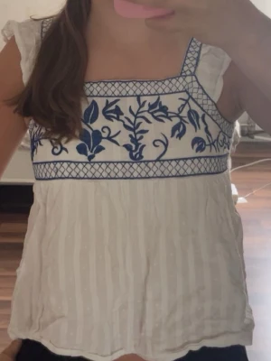 Söt sommar topp med knyt - Jättesöt topp, jag vet inte vartifrån. Tunn och bra till sommarn använd två gånger och i bra skick. Kom gärna med prisförslag!💗