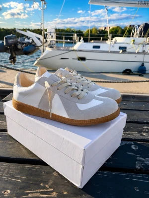 Vita maison margielas - Vita maison margiela i storlek 43. Skorna är helt nya med inga defekter. Skor, box och dustbag medföljer vid köp. 