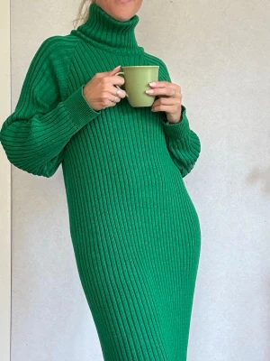 YAS | Grön ribbadstickad klänning | stl S - Mysig grön långklänning i ribbstickat material med polokrage och långa ärmar. Klänningen har en rak passform. Perfekt för kyligare dagar och enkel att styla med boots eller sneakers.