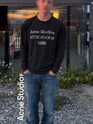 Acne Studios – Long Sleeve Shirt - Acne Studios långärmad i storlek M. Jag har haft den sedan i våras och använt den sparsamt under sommaren. Den är i väldigt fint skick och tvättad endast cirka tre gånger. Inga fläckar, blekningar eller andra märken. De slitna detaljerna på trycket, kragen och kanterna är en del av originaldesignen och ska vara där.  Hör gärna av dig om du har frågor eller vill ha fler bilder, jag svarar snabbt och skickar oftast redan dagen efter. 😊