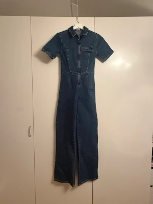 Blå jeansjumpsuit - Supersnygg jeans jumpsuit från BDG (Urban outfitters). Formar kroppen jättesnyggt. Endast använd 2 gånger. Storlek Xs. Pris kan diskuteras!