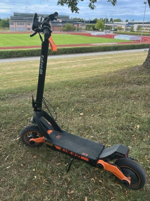 Svart och orange elscooter KuKirin G3 - Säljer en KuKirin G3 elscooter i svart och orange, funkar helt perfekt bara lite strul med bakbromsen 