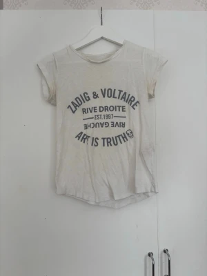 Vit Zadig & Voltaire t-shirt - Vit Zadig n Voltaire T-shirt. Har nån fläck samt svettfläckar från en tidigare ägare.