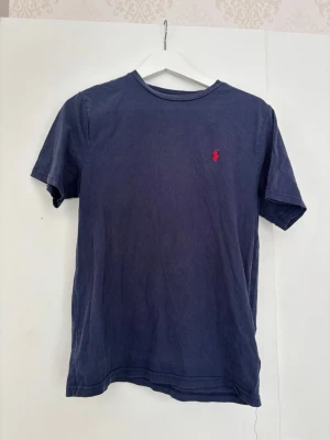 Mörkblå t-shirt med röd logga - Ralph Lauren tröja. Passar till det mesta