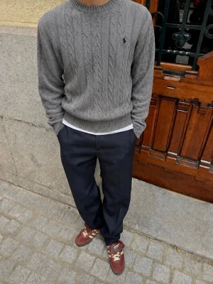  Stickad Ralph lauren sweater  - Mycket fräsch grå stickad tröja från Ralph lauren som dessutom är helt ny och oanvänd. Den passar även till nästan alla klädstilar, från Grish till steetwear.